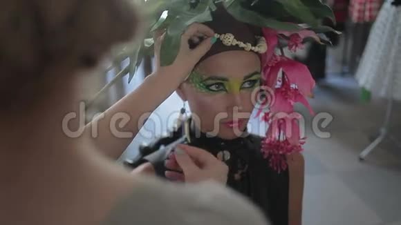 视觉师为模特化妆专业化妆师将模特的眼睛化妆身体艺术融入其中视频的预览图