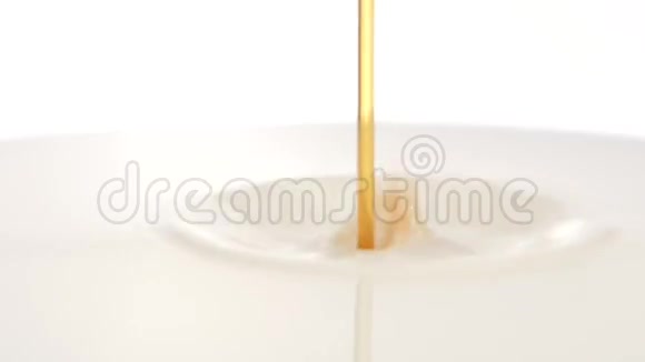 糖浆或蜂蜜倒入牛奶中动作缓慢关闭视频的预览图