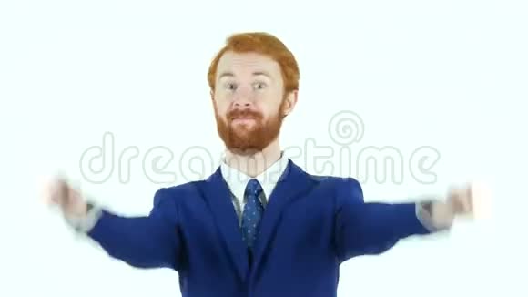 兴奋的红头发胡子商人庆祝成功视频的预览图
