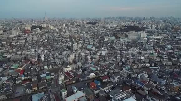 东京城市景观无止境的城市与高速公路电车方式的背景日本视频的预览图