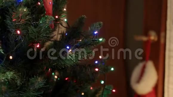 把女人的手挂在圣诞树上的红色木制玩具上视频的预览图