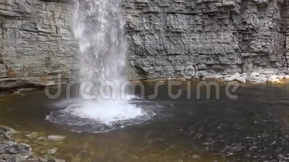 瀑布下面的游泳池视频的预览图