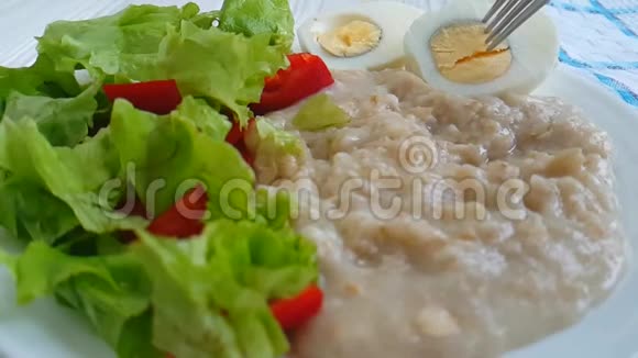 燕麦粥鸡蛋沙拉视频的预览图