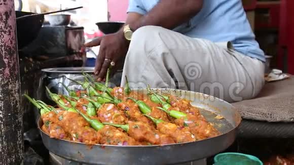 近景食品准备at街摊在印度视频的预览图