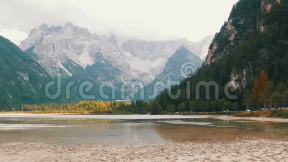 意大利的山湖壮丽的意大利阿尔卑斯山和干净的湖泊景色山地自然全景视频的预览图