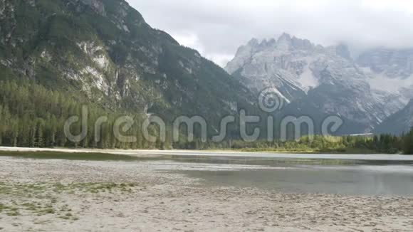 壮丽的意大利阿尔卑斯山和干净的湖泊景色山性的全景意大利的山湖视频的预览图