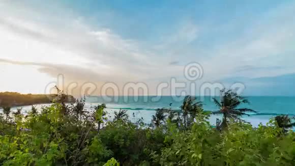 巴厘岛日落印度尼西亚时差巴厘岛日落时差移动全景时间流逝亚洲视频的预览图