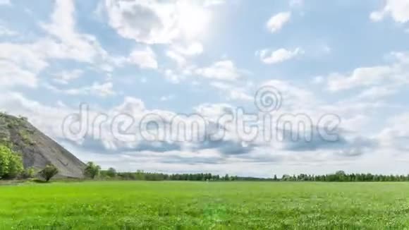 绿野之上美丽的云层的超垂镜头视频的预览图