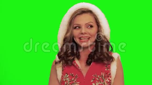穿着圣诞服装的漂亮女人笑了笑并说反对色度视频的预览图