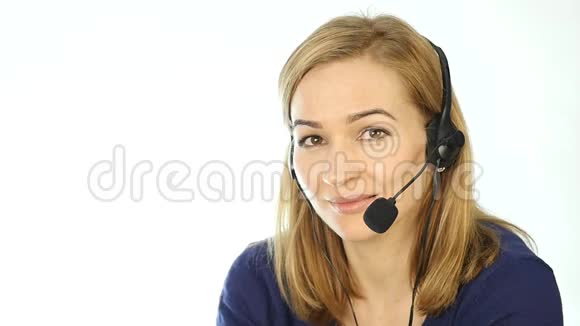 耳机中的女性支持电话操作员在呼叫中心工作的员工慢动作视频的预览图