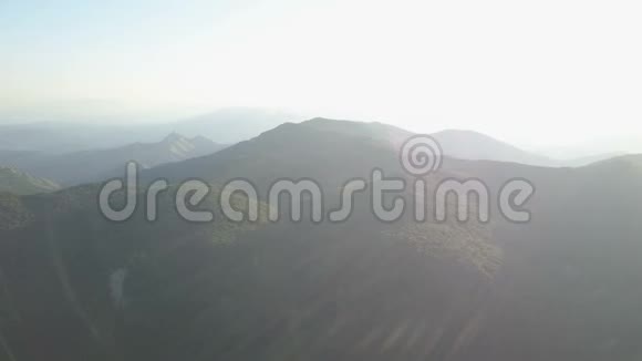 日出时在克里米亚令人惊叹的山景视频的预览图