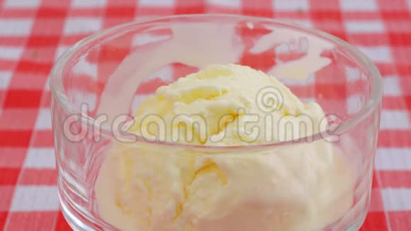 冰淇淋加草莓酱视频的预览图