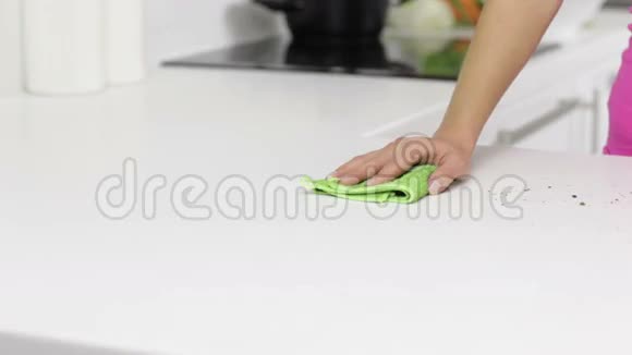 女用绿布清洁家具桌视频的预览图