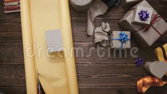 人切纸和包装礼物视频的预览图