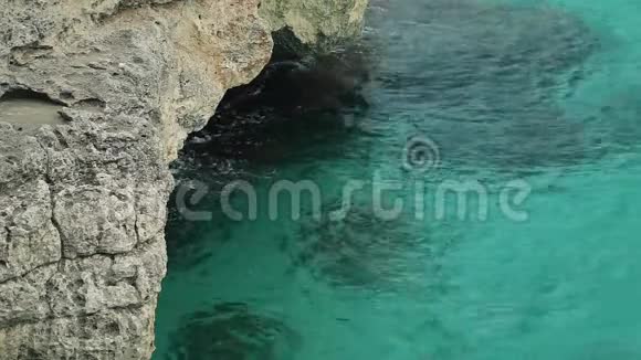 海水在岩石中的水面上烘烤卡拉门迪亚的西班牙海滩马略卡视频的预览图