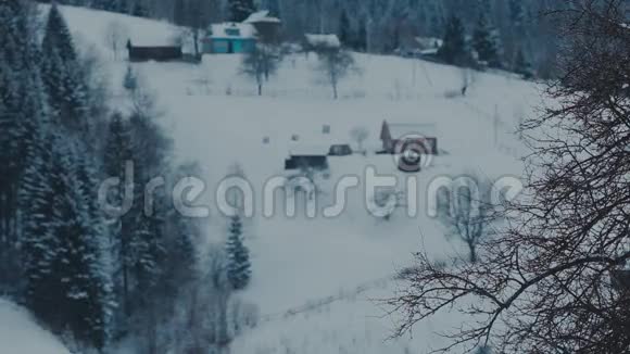 山里的老农场雾蒙蒙的冬天早晨视频的预览图