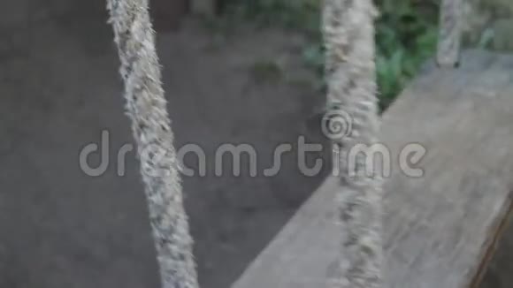 木制秋千在花园里移动视频的预览图