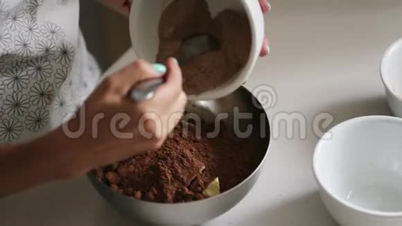 一个女人在碗里加入配料用来做家常巧克力视频的预览图