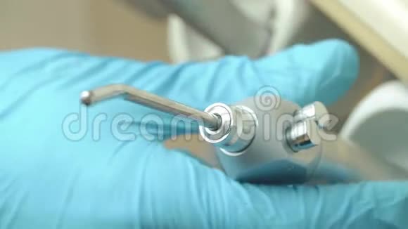 牙科办公室牙医设备工具医疗器械手部医生正在用水测试工具健康视频的预览图