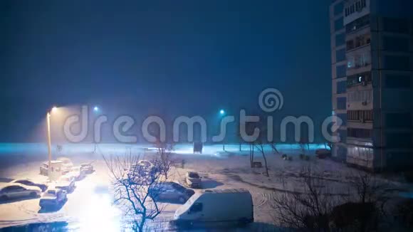 街上的雪瀑布映衬着夜晚的灯杆时间流逝视频的预览图