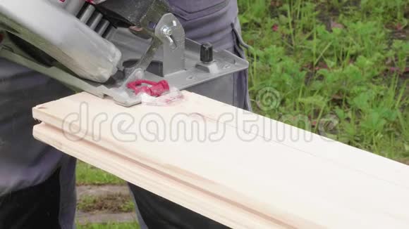 木匠用圆锯切割木板慢镜头视频的预览图