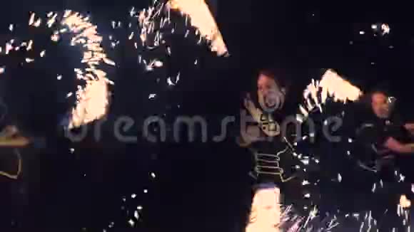 女孩们旋转着闪闪发光的烟花和舞蹈消防表演表演表演视频的预览图