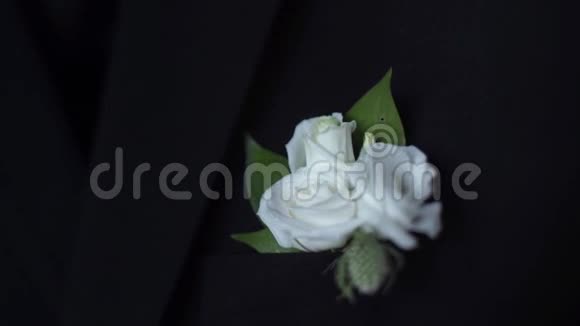 他夹克口袋里的白色花朵特写格鲁姆布托尼埃在夹克口袋里调整他的手时尚和经典视频的预览图