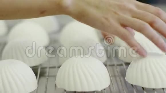 女人的手触摸像贝壳的蛋糕视频的预览图