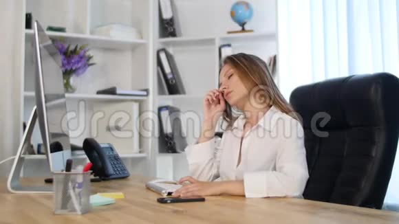 在办公室工作的漂亮年轻女人却找不到信息视频的预览图