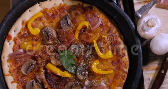 美味的意大利披萨上下景视频的预览图