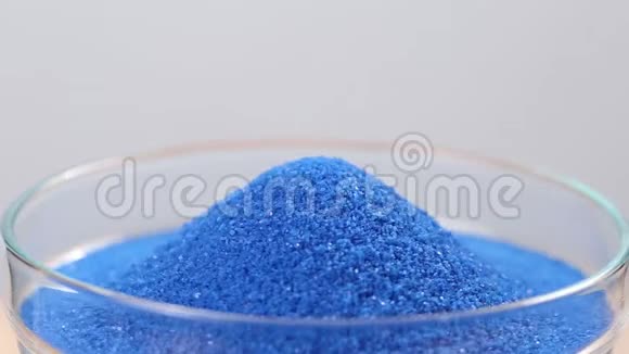 蓝色细砂落入玻璃罐中视频的预览图