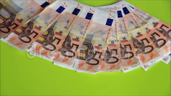 带着欧元现金钞票视频的预览图