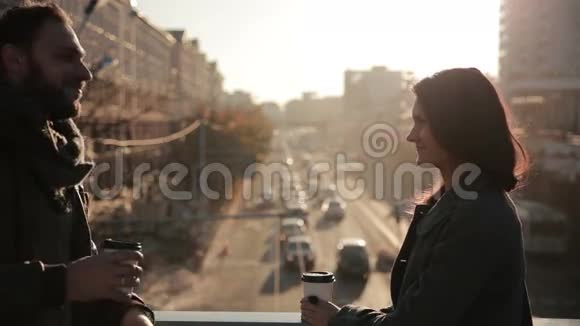 年轻漂亮的夫妇在城市桥上相遇视频的预览图