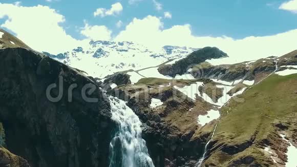 高空高山瀑布雪帽雷尼尔山和高山草甸从天际线小径鸟瞰图视频的预览图
