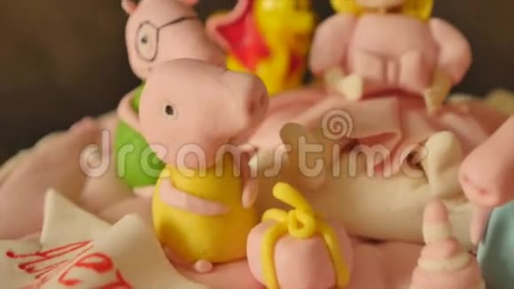 一个粉红色的儿童生日蛋糕和生日快乐视频的预览图
