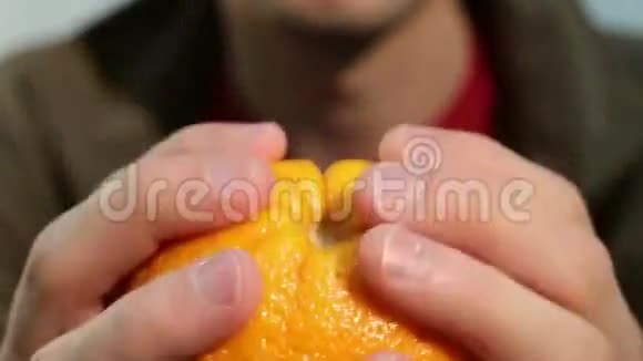 人类手中的大橘子视频的预览图