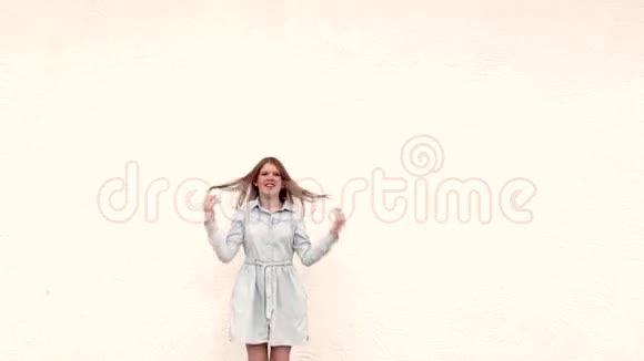 小女孩在白色背景上跳跃视频的预览图