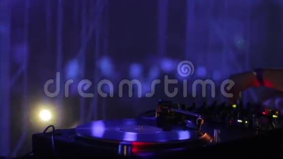 一个DJ在他的音响设备上把音乐和乙烯基混合在一起视频的预览图