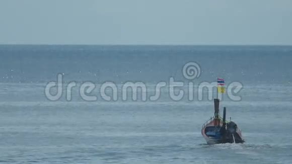 泰国船从卡隆海滩启航视频的预览图