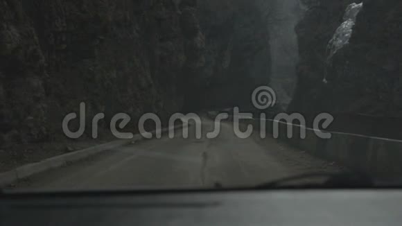 在雾蒙蒙的天气里我们在深谷里驾车检查岩石视频的预览图