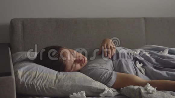 生病的年轻人睡在床上视频的预览图