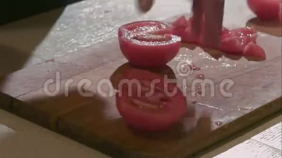 女用手用刀切番茄视频的预览图