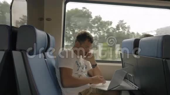 乘坐通勤列车时使用笔记本电脑的人视频的预览图