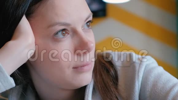 悲伤的女人坐在咖啡馆里等待她的命令特写的脸视频的预览图