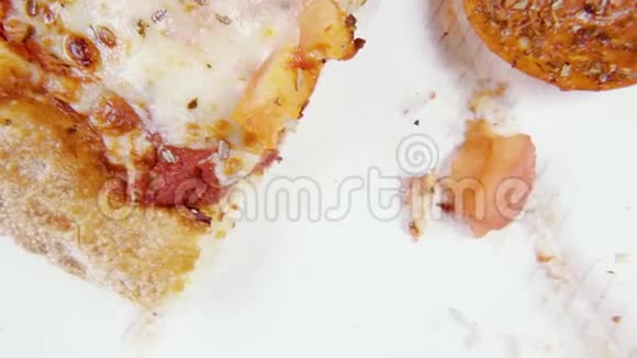 纸板箱里的成品比萨饼在顶部的圆形视野中旋转视频的预览图
