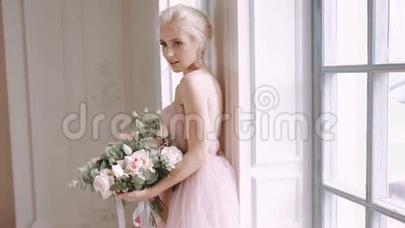 美丽精致和女性化的新娘结婚的玫瑰花束视频的预览图