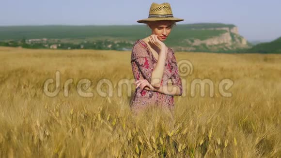 小麦收割黑麦领域的时尚女农民视频的预览图
