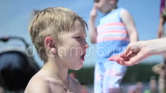 海滩上的小男孩不想吃东西男孩不饿视频的预览图