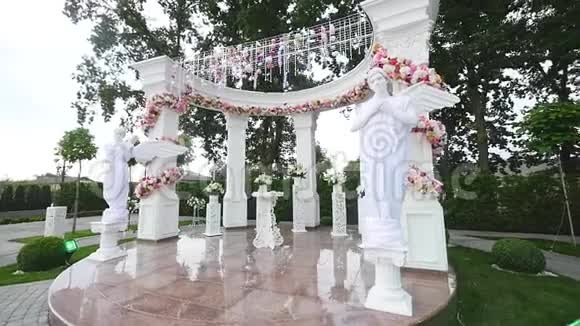 鲜花婚礼装饰的近景视频的预览图