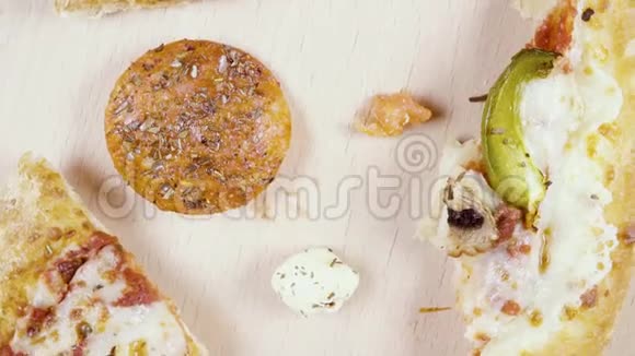 纸板箱里的成品比萨饼在顶部的圆形视野中旋转视频的预览图
